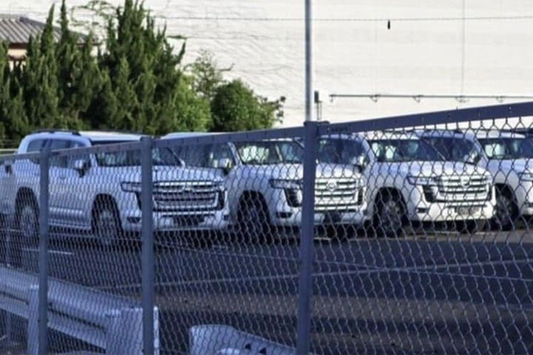 Qua những hình ảnh này, có thể thấy rằng Toyota Land Cruiser 2022 mới đã được áp dụng thiết kế tiến hóa so với thế hệ cũ. Cụ thể, mẫu SUV cỡ lớn nhà Toyota được áp dụng phong cách thiết kế đầu xe hoàn toàn mới với lưới tản nhiệt cỡ lớn, đi kèm 4 nan nằm ngang dày dặn. Bao quanh lưới tản nhiệt này là hốc gió hình chữ "U", tích hợp 4 nan nằm ngang mỗi bên.