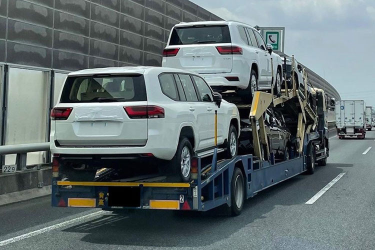 Những khu vực còn lại của Toyota Land Cruiser 2022 có thiết kế khá quen thuộc vì không thay đổi nhiều so với thế hệ cũ. Tuy nhiên, những đường nét mềm mại của xe đã được thay bằng đường dập gân sắc sảo hơn. Thêm vào đó là hốc bánh nổi bật, gương chiếu hậu nằm trên cửa và kính cửa sổ cải tiến theo phong cách giống Lexus GX cũng như Toyota Land Cruiser Prado.