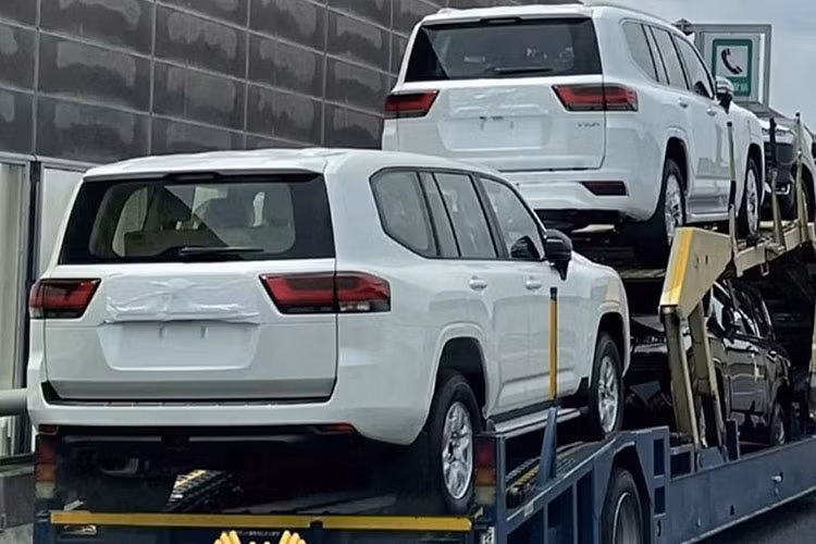 Đằng sau, Toyota Land Cruiser 2022 được trang bị cụm đèn hậu hình chữ nhật và có thiết kế thanh mảnh hơn thế hệ cũ. Trong khi đó, đèn phản quang của xe đã được chuyển xuống vị trí thấp hơn trên cản sau và thiết kế nằm ngang thay vì nằm dọc.