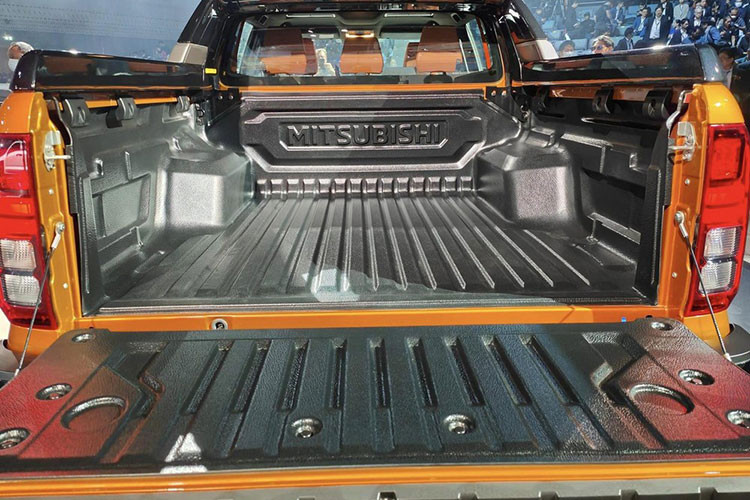 Ở bản Athlete cao cấp, mẫu xe này sẽ có màu sơn ngoại thất đặc trưng là cam, kết hợp với những chi tiết đen bóng như ốp chữ "C" trên đầu xe, ốp cua lốp, ốp gương chiếu hậu, tay nắm cửa, baga nóc, thanh thể thao trên thùng hàng và cản sau.