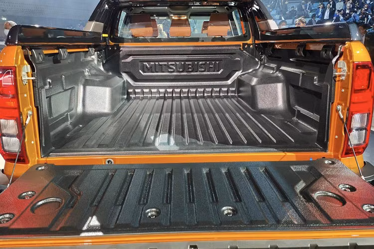 Ở bản Athlete cao cấp, mẫu xe này sẽ có màu sơn ngoại thất đặc trưng là cam, kết hợp với những chi tiết đen bóng như ốp chữ "C" trên đầu xe, ốp cua lốp, ốp gương chiếu hậu, tay nắm cửa, baga nóc, thanh thể thao trên thùng hàng và cản sau.