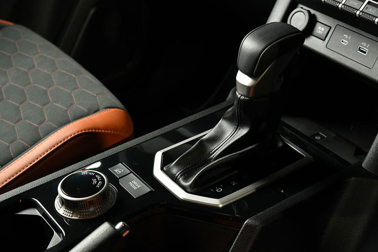 "Trái tim" của Mitsubishi Triton 2024 là động cơ diesel 4 xi-lanh, tăng áp, dung tích 2.4L hoàn toàn mới với 2 mức sức mạnh là 184 mã lực/430 Nm và 204 mã lực/470 Nm. Động cơ kết hợp với hộp số sàn 6 cấp hoặc tự động 6 cấp. Hệ dẫn động của xe là loại 1 cầu hoặc 2 cầu Super Select Full-time 4WD II. 