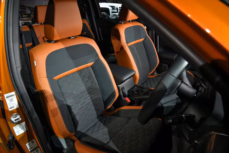 Hệ dẫn động 2 cầu của xe có 4 chế độ điều chỉnh là 2H (dùng cho đường bình thường), 4H (dùng cho đường ướt, trơn trượt), 4HLC (dùng cho đường ngoại thành) và 4LLC (dùng cho đường ngoại thành với đường bùn, leo đèo hoặc dốc cao). Bên cạnh đó là 7 chế độ lái, bao gồm Normal (bình thường), Eco (tiết kiệm), Gravel (sỏi), Snow (đường tuyết), Mud (bùn), Sand (cát) và Rock (đá).