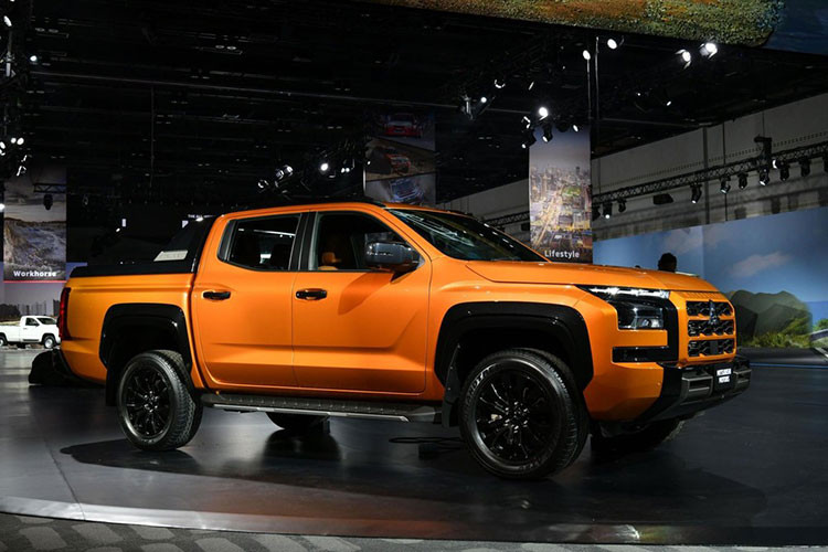 Nằm hai bên lưới tản nhiệt tiếp tục là hệ thống đèn hai tầng như thế hệ cũ. Tuy nhiên, thiết kế đèn đã được làm mới với 3 dải đèn LED định vị ban ngày hình chữ "L" nằm phía trên và đèn pha chính đặt bên dưới. Đèn pha này có thiết kế chữ "T" nằm ngang hay "búa Thor" theo cách gọi của hãng Mitsubishi với 3 bóng LED bên trong. Ngoài ra, trên đầu xe còn có ốp hình chữ "C" ngược mạ crôm, tích hợp đèn sương mù nhỏ. 