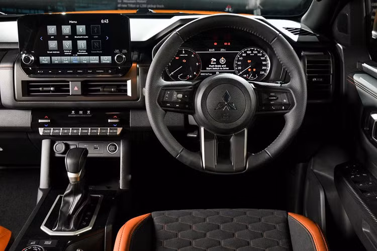 Tương tự ngoại thất, nội thất của xe cũng được thổi làn gió mới theo hơi hướng hiện đại và bắt kịp xu hướng hơn. Tại đây, mẫu xe bán tải nhà Mitsubishi được trang bị mặt táp-lô bọc bằng chất liệu mềm mại hơn nhằm tạo cảm giác cao cấp. Trong khi đó, trước mặt người lái là vô lăng 3 chấu bọc da, chỉnh 4 hướng, tích hợp phím chức năng.