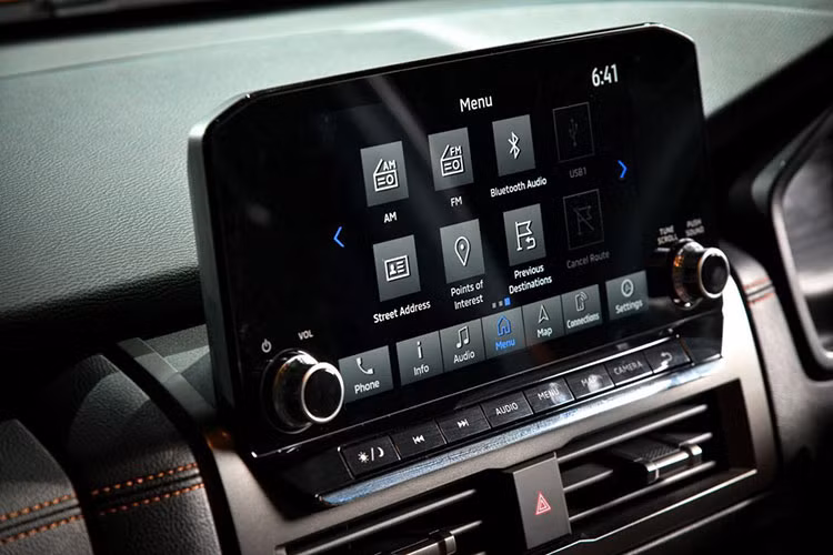 Thêm vào đó là ghế bọc da màu đen, ghế lái chỉnh điện 8 hướng, chìa khóa thông minh, khởi động máy bằng nút bấm, hệ thống điều hòa 2 vùng tự động, bảng đồng hồ với màn hình đa thông tin LCD 7 inch, màn hình cảm ứng trung tâm 10 inch, hỗ trợ Apple CarPlay/Android Auto, hệ thống định vị, hệ thống âm thanh 6 loa, 2 cổng sạc 12V, cổng USB Type A/Type C cho hàng ghế sau và sạc điện thoại không dây.