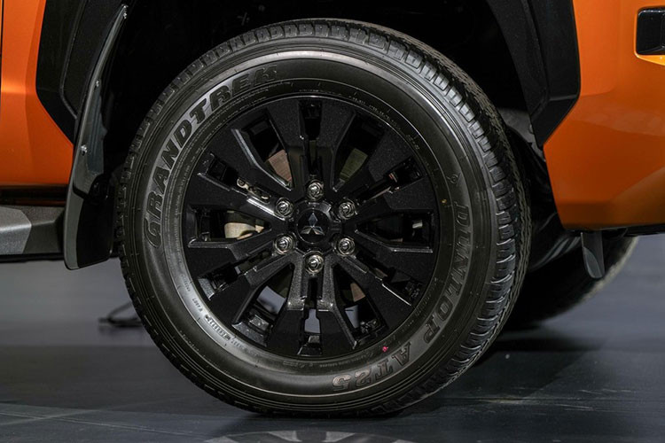 Bên cạnh đó, xe còn sở hữu tỷ lệ thân xe hợp lý hơn trước. Kích thước cụ thể của mẫu xe này bao gồm chiều dài 5.320 mm, chiều rộng 1.865 mm, chiều cao 1.795 mm, chiều dài cơ sở 3.130 mm và chiều cao gầm 222 mm. So với những đối thủ như Isuzu D-Max và Toyota Hilux, Mitsubishi Triton 2024 có chiều dài cơ sở nhỉnh hơn.