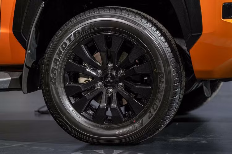 Bên cạnh đó, xe còn sở hữu tỷ lệ thân xe hợp lý hơn trước. Kích thước cụ thể của mẫu xe này bao gồm chiều dài 5.320 mm, chiều rộng 1.865 mm, chiều cao 1.795 mm, chiều dài cơ sở 3.130 mm và chiều cao gầm 222 mm. So với những đối thủ như Isuzu D-Max và Toyota Hilux, Mitsubishi Triton 2024 có chiều dài cơ sở nhỉnh hơn.