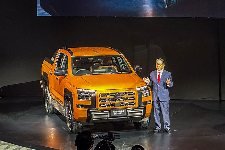 Mitsubishi đã chính thức trình làng thế hệ mới của dòng xe bán tải Triton trong sự kiện ra mắt toàn cầu tổ chức tại Thái Lan. Bước sang thế hệ Mitsubishi Triton 2024 mới, mẫu xe này đã được thay đổi toàn diện, cả về thiết kế, trang bị lẫn động cơ, nhằm cạnh tranh tốt hơn với các đối thủ như Ford Ranger, Toyota Hilux và Isuzu D-Max. 