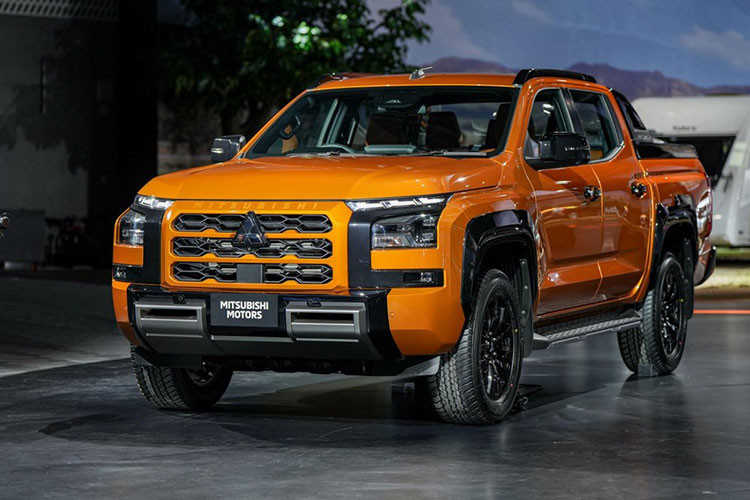 Đúng như những hình ảnh úp mở do hãng tung ra trước đó, Mitsubishi Triton 2024 được áp dụng phiên bản cải tiến của ngôn ngữ thiết kế Dynamic Shield quen thuộc. Ở khu vực đầu xe, mẫu xe bán tải này được trang bị lưới tản nhiệt rộng hơn với những nan nằm ngang và lưới tổ ong bên trong. Lưới tản nhiệt có thể sơn cùng màu thân xe và dập dòng chữ "Mitsubishi" trên đỉnh.