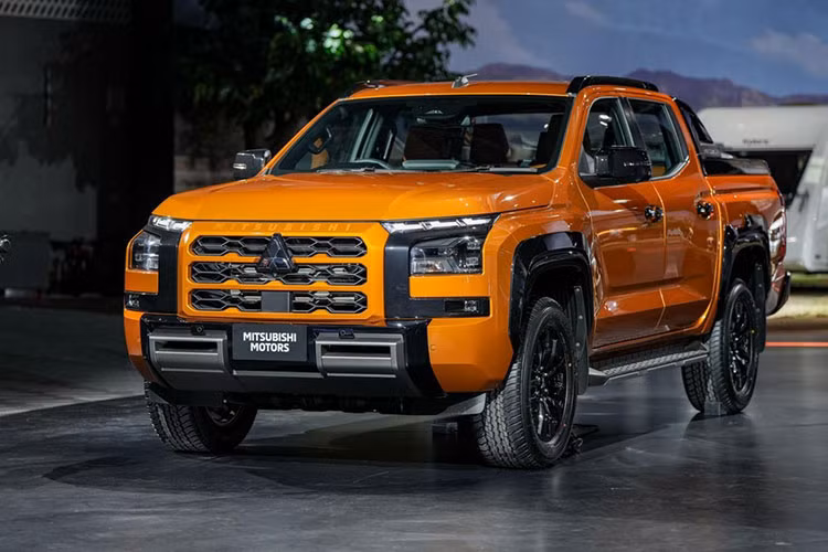 Đúng như những hình ảnh úp mở do hãng tung ra trước đó, Mitsubishi Triton 2024 được áp dụng phiên bản cải tiến của ngôn ngữ thiết kế Dynamic Shield quen thuộc. Ở khu vực đầu xe, mẫu xe bán tải này được trang bị lưới tản nhiệt rộng hơn với những nan nằm ngang và lưới tổ ong bên trong. Lưới tản nhiệt có thể sơn cùng màu thân xe và dập dòng chữ "Mitsubishi" trên đỉnh.