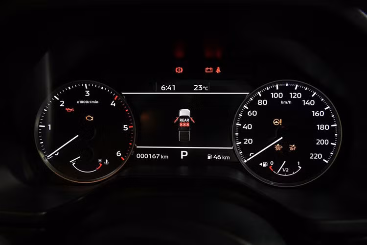 Bên dưới cửa gió trung tâm là các phím cơ học để chỉnh điều hòa với thiết kế như phím đàn piano. Ở khu vực cụm điều khiển trung tâm, hãng Mitsubishi đã bố trí cần số thông thường, núm xoay chọn các chế độ của hệ dẫn động 4 bánh Super Select Full-time 4WD II và phanh tay chỉnh cơ.