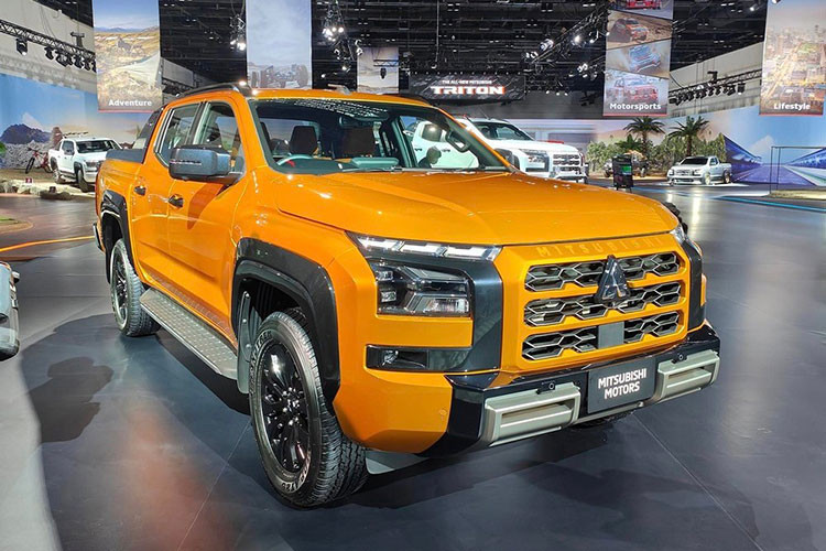 Khi có mặt trên thị trường, xe sẽ có cả cấu hình Double Cab 4 cửa và và Single Cab 2 cửa. Giá xe Mitsubishi Triton 2024 ở thị trường Thái Lan dao động từ 699.000 - 1.027.000 Baht (khoảng 481 - 706 triệu đồng). Sau Thái Lan, Mitsubishi Triton thế hệ mới hứa hẹn sẽ tiếp tục ra mắt những thị trường khác như Việt Nam. 