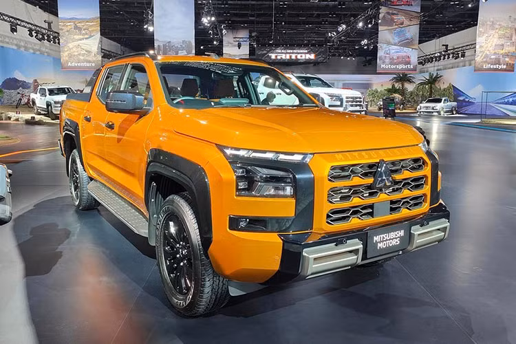 Khi có mặt trên thị trường, xe sẽ có cả cấu hình Double Cab 4 cửa và và Single Cab 2 cửa. Giá xe Mitsubishi Triton 2024 ở thị trường Thái Lan dao động từ 699.000 - 1.027.000 Baht (khoảng 481 - 706 triệu đồng). Sau Thái Lan, Mitsubishi Triton thế hệ mới hứa hẹn sẽ tiếp tục ra mắt những thị trường khác như Việt Nam. 