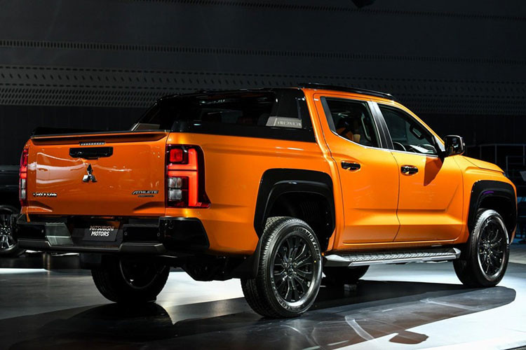 Thay đổi tiếp theo của mẫu xe bán tải Mitsubishi Triton 2024 nằm ở cản trước, hốc bánh nổi bật hơn, vành hợp kim 18 inch, lốp 265/60 R18, cụm đèn hậu nằm dọc mới và thiết kế cửa sổ giống Nissan Navara. Tương tự đèn pha, đèn hậu của xe cũng có tạo hình chữ "T" nằm ngang bên trong.