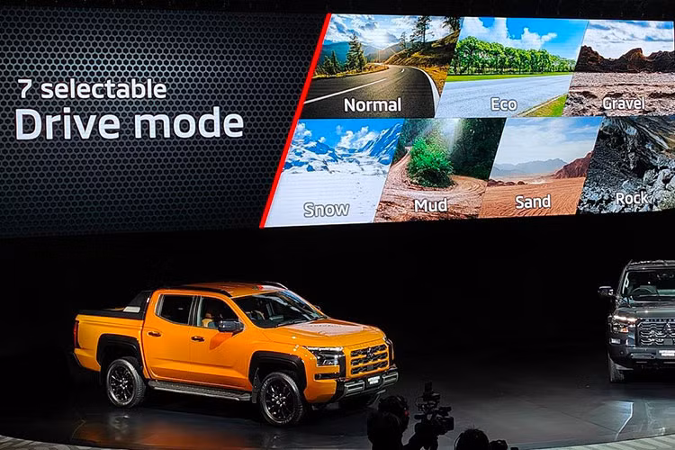 Trang bị an toàn của xe gồm phanh đĩa trước, tang trống sau, 7 túi khí, hệ thống hỗ trợ khởi hành ngang dốc, hỗ trợ xuống dốc, điều chỉnh đèn pha tự động, cảnh báo tiền va chạm, kiểm soát chân ga, cảnh báo điểm mù, cảnh báo phương tiện cắt ngang khi lùi, cảnh báo lệch làn đường, đèn nháy phi phanh gấp, hệ thống kiểm soát hành trình thích ứng với tính năng Stop &amp; Go ở tốc độ thấp, cảm biến trước/sau và camera 360 độ.