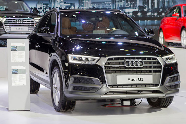 Audi Q3 bản 2018 có kích cỡ tương đương mẫu sedan A3 nhưng trần xe được nâng cao hơn, không gian để chân thoải mái hơn và có khoang để đồ rộng hơn. Xe có nội thất sang trọng, trải nghiệm lái mượt mà, cách âm tốt, khả năng off-road khá tốt và ghế ngồi thoải mái.