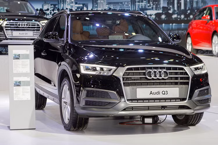 Audi Q3 bản 2018 có kích cỡ tương đương mẫu sedan A3 nhưng trần xe được nâng cao hơn, không gian để chân thoải mái hơn và có khoang để đồ rộng hơn. Xe có nội thất sang trọng, trải nghiệm lái mượt mà, cách âm tốt, khả năng off-road khá tốt và ghế ngồi thoải mái.