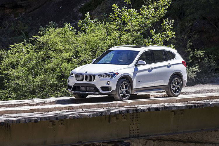 Mẫu SUV hạng sang cỡ nhỏ BMW X1 ghi điểm về động cơ, nội ngoại thất đẹp, trải nghiệm lái ấn tượng, cơ cấu sang số mượt mà mạnh mẽ, hệ thống treo cải tiến, tiết kiệm nhiên liệu và được trang bị vô số các tính năng an toàn.