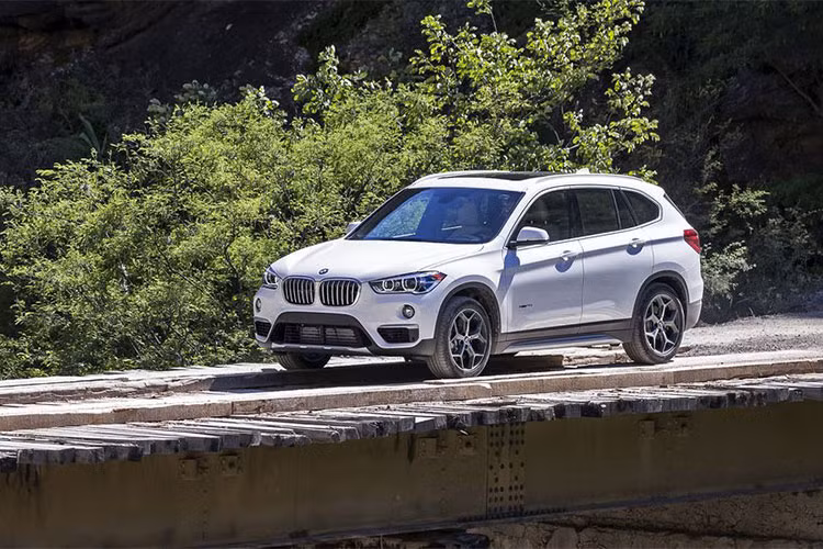 Mẫu SUV hạng sang cỡ nhỏ BMW X1 ghi điểm về động cơ, nội ngoại thất đẹp, trải nghiệm lái ấn tượng, cơ cấu sang số mượt mà mạnh mẽ, hệ thống treo cải tiến, tiết kiệm nhiên liệu và được trang bị vô số các tính năng an toàn.