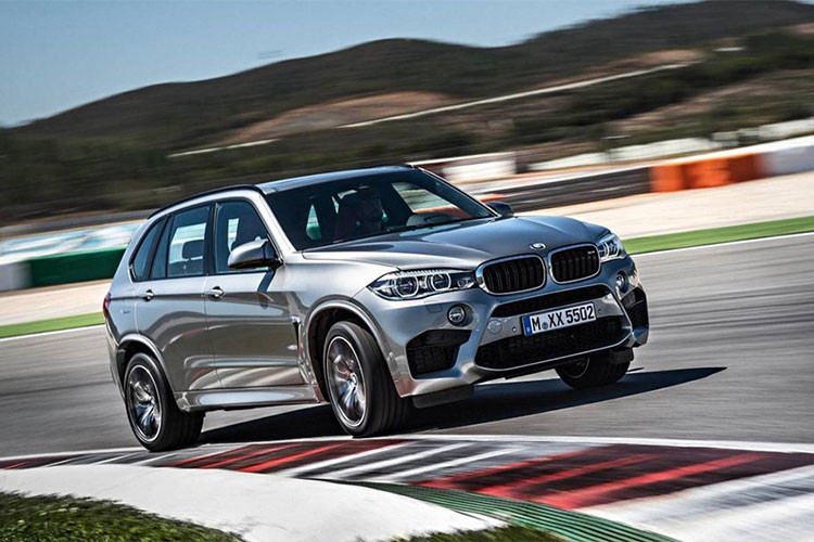 Chiếc xe SUV BMW X5 hai hàng ghế được trang bị động cơ mạnh mẽ, giao diện hệ thống thông tin giải trí thân thiện, hàng ghế trước ngồi thoải mái và có độ ổn định được Consumer Reports xếp trên mức trung bình.