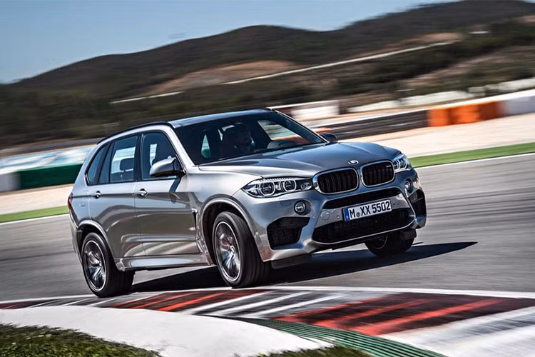 Chiếc xe SUV BMW X5 hai hàng ghế được trang bị động cơ mạnh mẽ, giao diện hệ thống thông tin giải trí thân thiện, hàng ghế trước ngồi thoải mái và có độ ổn định được Consumer Reports xếp trên mức trung bình.