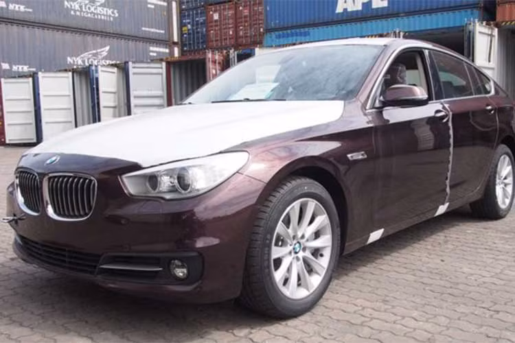 Theo những thông tin và hình ảnh chứng từ C/O (chứng nhận xuất xứ hãng hoá), lô hàng đầu tiên bao gồm 21 xe BMW và 34 xe MINI cập cảng tại TP HCM. Đây đều là xe sang BMW và MINI mới, nhập Mỹ, Đức, Anh và Hà Lan. Hiện tại, xe đang nằm chờ ở cảng và chưa thông quan.