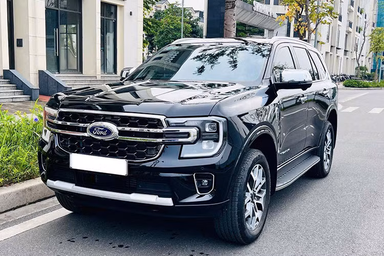 Mới đây, một chiếc Ford Everest Titanium 2.0L 4x4 AT đời 2024 đang được rao bán với giá 1,499 tỷ đồng dù mới chỉ lăn bánh khoảng hơn 600 km. Ford Everest Titanium 2.0L 4x4 AT là phiên bản cao cấp trong dòng Everest tại Việt Nam.