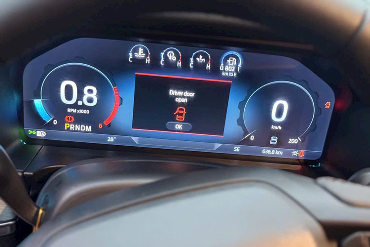 Đối với nhiều người mua xe, đặc biệt là tại các thành phố lớn như Hà Nội, việc sở hữu xe vừa tiết kiệm chi phí, vừa không mất thời gian chờ đợi đăng ký biển số, kiểm tra đăng kiểm hay lắp đặt phụ kiện là một lợi thế đáng giá.