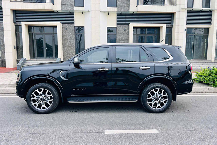 Theo bảng giá xe Ford Everest Titanium 2024 công bố chính hãng có mức niêm yết 1,468 tỷ đồng. Tuy nhiên, khi tính tổng chi phí lăn bánh tại Hà Nội – bao gồm lệ phí trước bạ 12%, phí đăng ký biển số, bảo hiểm, phí đường bộ và các chi phí khác, tổng chi phí lên tới 1,669 tỷ đồng.