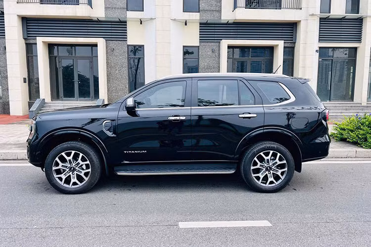 Theo bảng giá xe Ford Everest Titanium 2024 công bố chính hãng có mức niêm yết 1,468 tỷ đồng. Tuy nhiên, khi tính tổng chi phí lăn bánh tại Hà Nội – bao gồm lệ phí trước bạ 12%, phí đăng ký biển số, bảo hiểm, phí đường bộ và các chi phí khác, tổng chi phí lên tới 1,669 tỷ đồng.