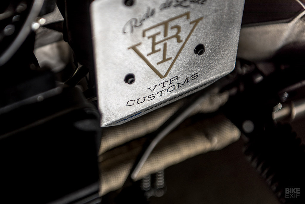 Những người thợ đã cùng nhau phân tích phong cách chiếc Jaguar. Để giống nguyên bản nhất, những decal của các thương hiệu tài trợ khi đó cũng được giữ lại. Khác biệt duy nhất là logo ngân hàng HSBC thay bằng HSKC, theo tên của thị trấn quê nhà VTR. Kí tự ‘24h’ đằng trước ghi theo phong cách Le Mans.