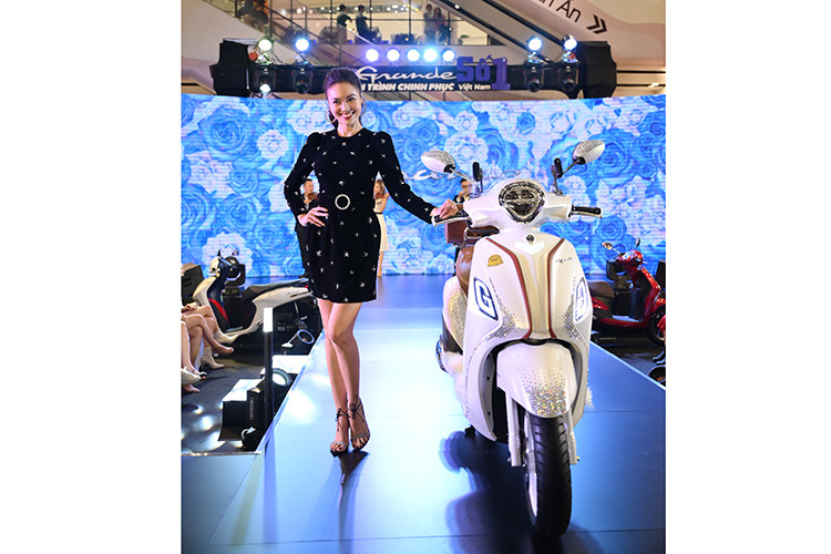 Các quý cô cũng đặc biệt bị thu hút và được check-in "sang chảnh" với mẫu xe Grande White Angel đính hàng ngàn viên pha lê Swarovski trưng bày tại sự kiện ; hay đắm chìm trong khu vực tư vấn chăm sóc sắc đẹp của Kosé (thương hiệu mỹ phẩm cao cấp Nhật Bản) và vẽ móng nghệ thuật với sản phẩm chuyên nghiệp đến từ Gelish (Mỹ).