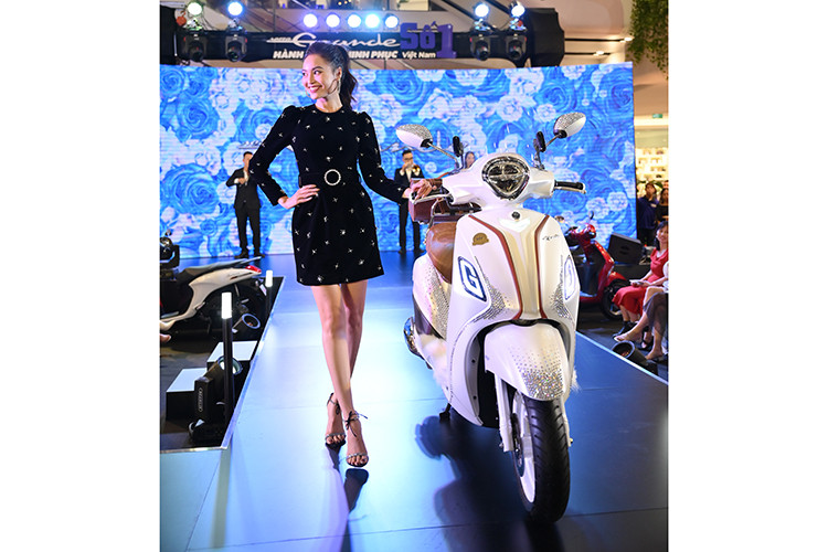 Nếu tại TP. HCM, các khách hàng đang sử dụng xe ga Yamaha Grande được giao lưu, trò chuyện cùng hai đại sứ thương hiệu là diễn viên/ca sĩ Chi Pu, diễn viên Ninh Dương Lan Ngọc và thưởng thức màn trình diễn của nam ca sĩ Chi Dân, thì tại Hà Nội, các tín đồ Grande cũng được giao lưu với diễn viên Ninh Dương Lan Ngọc.