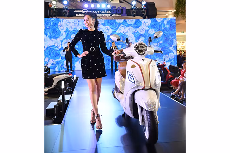 Nếu tại TP. HCM, các khách hàng đang sử dụng xe ga Yamaha Grande được giao lưu, trò chuyện cùng hai đại sứ thương hiệu là diễn viên/ca sĩ Chi Pu, diễn viên Ninh Dương Lan Ngọc và thưởng thức màn trình diễn của nam ca sĩ Chi Dân, thì tại Hà Nội, các tín đồ Grande cũng được giao lưu với diễn viên Ninh Dương Lan Ngọc.