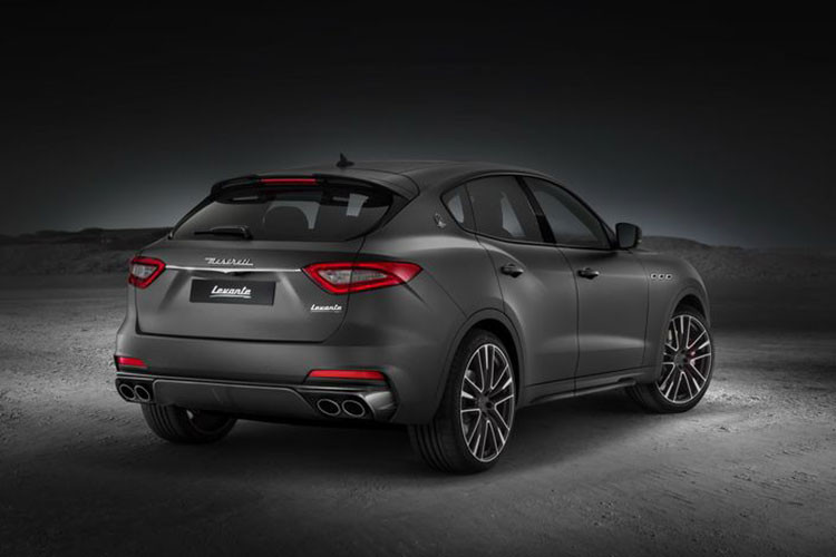 Sức mạnh gửi đến các bánh xe thông qua hộp số tự động ZF 8 cấp và hệ dẫn động bốn bánh toàn thời gian thông minh Q4 Intelligent All-Wheel Drive, giúp xe có thể tăng tốc từ 0 - 100 km/h trong 4,1 giây, tốc độ tối đa đạt 300 km/h.