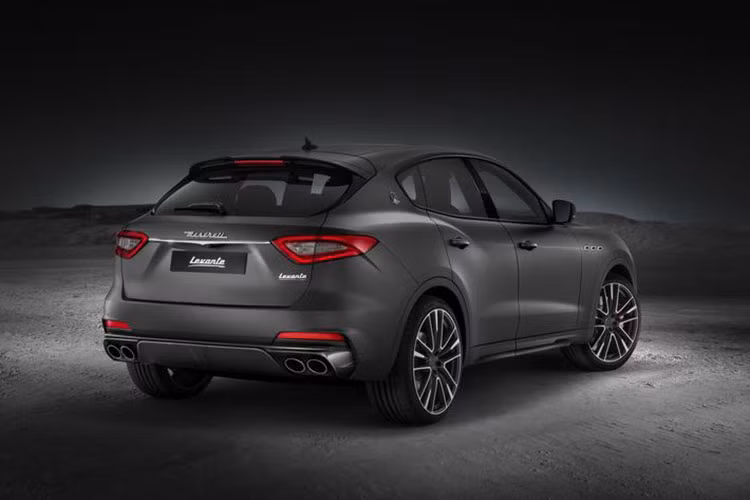 Sức mạnh gửi đến các bánh xe thông qua hộp số tự động ZF 8 cấp và hệ dẫn động bốn bánh toàn thời gian thông minh Q4 Intelligent All-Wheel Drive, giúp xe có thể tăng tốc từ 0 - 100 km/h trong 4,1 giây, tốc độ tối đa đạt 300 km/h.