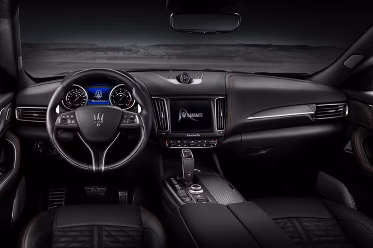 Đối với nội thất, những chiếc Launch Edition sẽ được trang bị các ghế thể thao bọc da tự nhiên Pieno Fiore, màu đen, đi kèm những đường chỉ khâu tương phản màu đỏ, xanh dương hoặc vàng - tùy vào màu sơn bên ngoài.