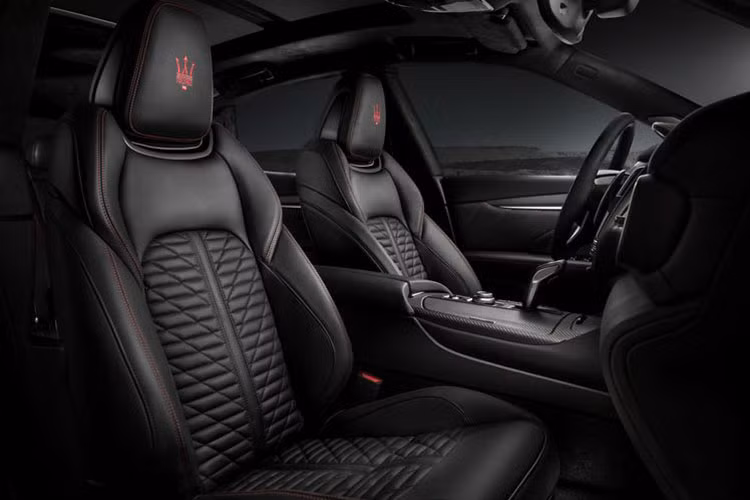 Những chi tiết trang trí dệt sợi carbon mờ cũng là một tính năng độc quyền trên Launch Edition.