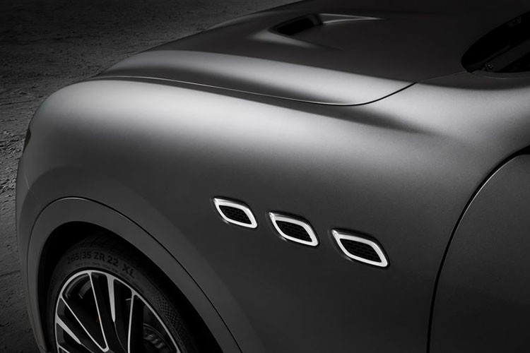 Về ngoại hình Maserati Levante Trofeo 2020 mới sở hữu mui xe bằng nhôm bổ sung lỗ thông hơi kép, đi kèm la-zăng hợp kim 21 inch và nhiều thành phần sợi carbon như bộ chia gió trước, nẹp sườn hai bên..