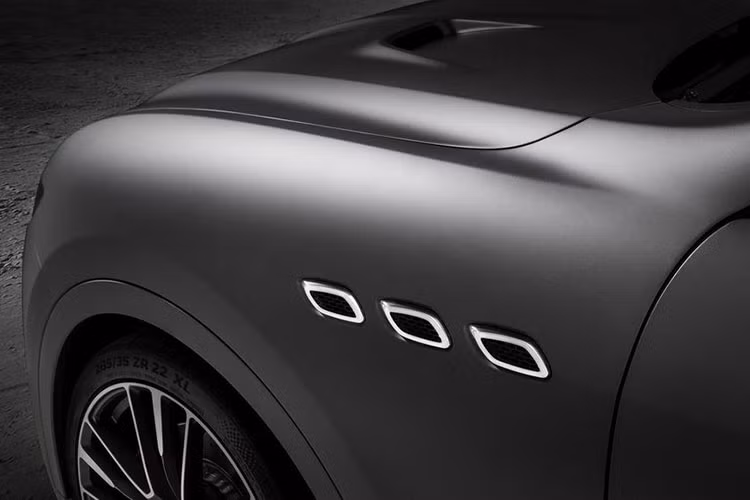 Về ngoại hình Maserati Levante Trofeo 2020 mới sở hữu mui xe bằng nhôm bổ sung lỗ thông hơi kép, đi kèm la-zăng hợp kim 21 inch và nhiều thành phần sợi carbon như bộ chia gió trước, nẹp sườn hai bên..