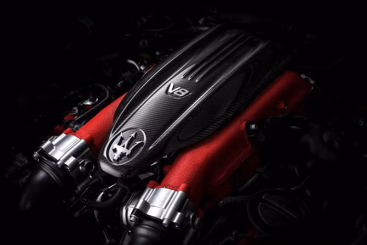 Giống như Maserati Levante Trofeo, phiên bản Launch Edition sử dụng động cơ tăng áp kép V8 3.8 lít, sản sinh công suất 582 mã lực tại tua máy 6.250 vòng/phút và mô-men xoắn cực đại 730Nm.