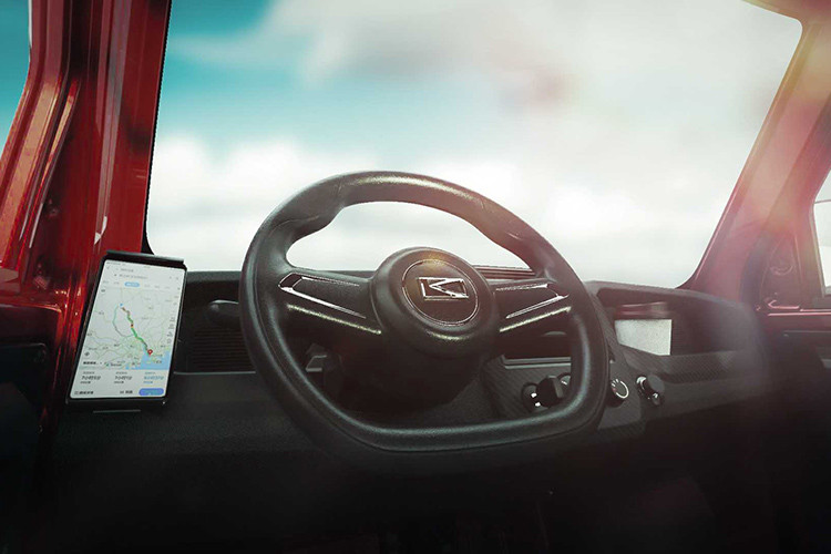 Bên trong khoang nội thất của xe được thiết kế khá đơn giản với hai chỗ ngồi, để giành không gian cho phần thùng phía sau. Các tùy chọn bao gồm điều hòa không khí, ghế nóng và bánh xe hợp kim.