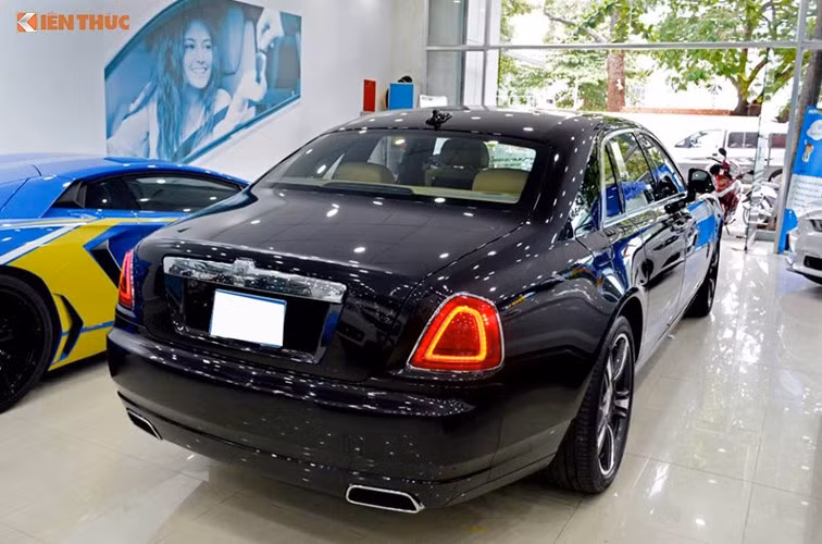 Roll-Royce Ghost sở hữu khối động cơ 6,6 lít V12 tăng áp, công suất 563 mã lực và mô-men xoắn 780 Nm ở ngay vòng tua máy 1.500 vòng/phút. Sức trẻ, thể thao của Ghost sẽ phù hợp với những khách hàng trẻ trung, đẳng cấp nhưng không kém phần mạnh mẽ trong tính cách.