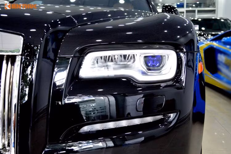 Siêu xe sang Rolls-Royce Ghost mang đến sự sang trọng bậc nhất dành cho khách hàng với phần đầu xe là lưới tản nhiệt dạng lớn với các thanh ngang đứng, mạ crôm sáng bóng. Ở dưới cản trước của xe cũng nổi bật với bộ lưới với các khe hút gió nhỏ dạng kim cương đan chéo được sơn màu đen bóng.