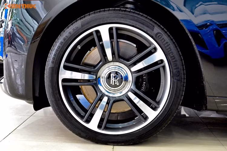 Nằm ở phía trên thân xe ở hai bên cánh cửa trước của xe là biểu tượng "Rolls-Royce" làm bằng kim loại sáng không gỉ tích hợp đèn báo. Bộ la-zăng 5 chấu lớn với đường viền màu sơn đen cùng chữ R xếp chồng lên nhau, bộ mâm với kích thước lớn lên tới 19 inch.