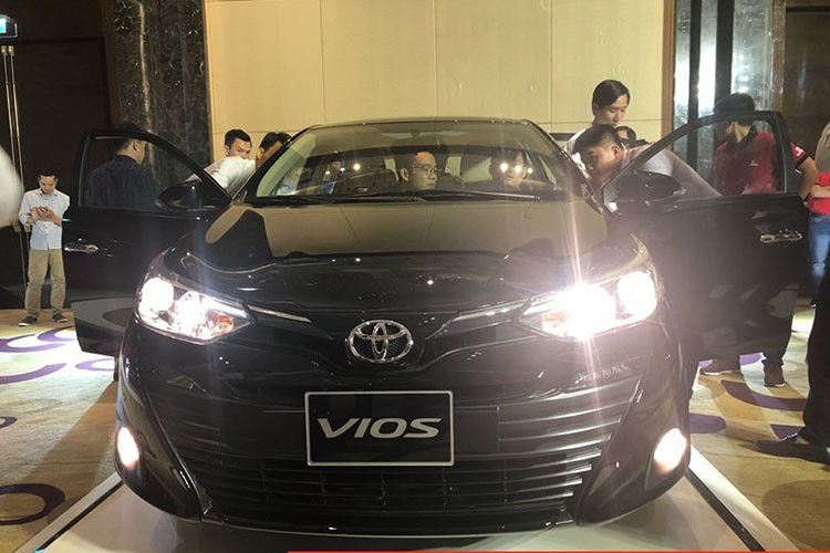 Dựa vào những hình ảnh thực tế, có thể thấy Toyota Vios 2018 tại Việt Nam có ngoại hình giống với mẫu xe Vios 2018 từng ra mắt tại thị trường Singapore và Yaris Ativ ở thị trường Thái Lan. Các bản E sẽ sử dụng đèn pha Halogen, trong khi bản G có trang bị đèn bi-projector.