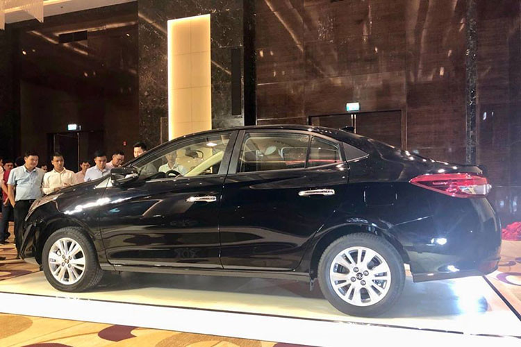 Toyota Vios 2018 cũng sẽ được nâng cấp thêm nhiều trang bị hơn trước, bên cạnh việc cải tiến nội ngoại thất. Tuy nhiên giá bán sẽ cao hơn phiên bản cũ vài chục triệu đồng tùy vào từng phiên bản, phiên bản G AT cao cấp nhất sẽ có giá ngang ngửa đối thủ Honda City TOP, trong khi bản E AT sẽ có giá ngang ngửa bản G của Vios cũ.