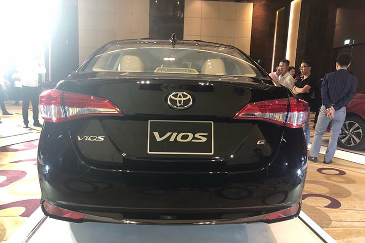 Phía sau xe, cụm đèn hậu thiết kế đẹp hơn đi kèm bộ mâm hợp kim đa chấu mới cùng cụm đèn hậu tái thiết kế khá đẹp mắt. Phiên bản G sẽ có đèn pha Projector đi kèm đèn LED ban ngày trang trí, bản E sẽ chỉ sử dụng hệ thống đèn pha halogen và không có đèn LED ban ngày. 