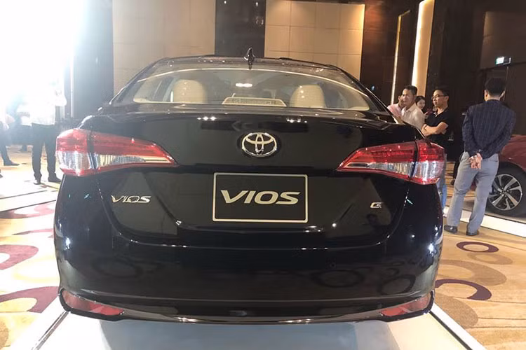 Phía sau xe, cụm đèn hậu thiết kế đẹp hơn đi kèm bộ mâm hợp kim đa chấu mới cùng cụm đèn hậu tái thiết kế khá đẹp mắt. Phiên bản G sẽ có đèn pha Projector đi kèm đèn LED ban ngày trang trí, bản E sẽ chỉ sử dụng hệ thống đèn pha halogen và không có đèn LED ban ngày. 